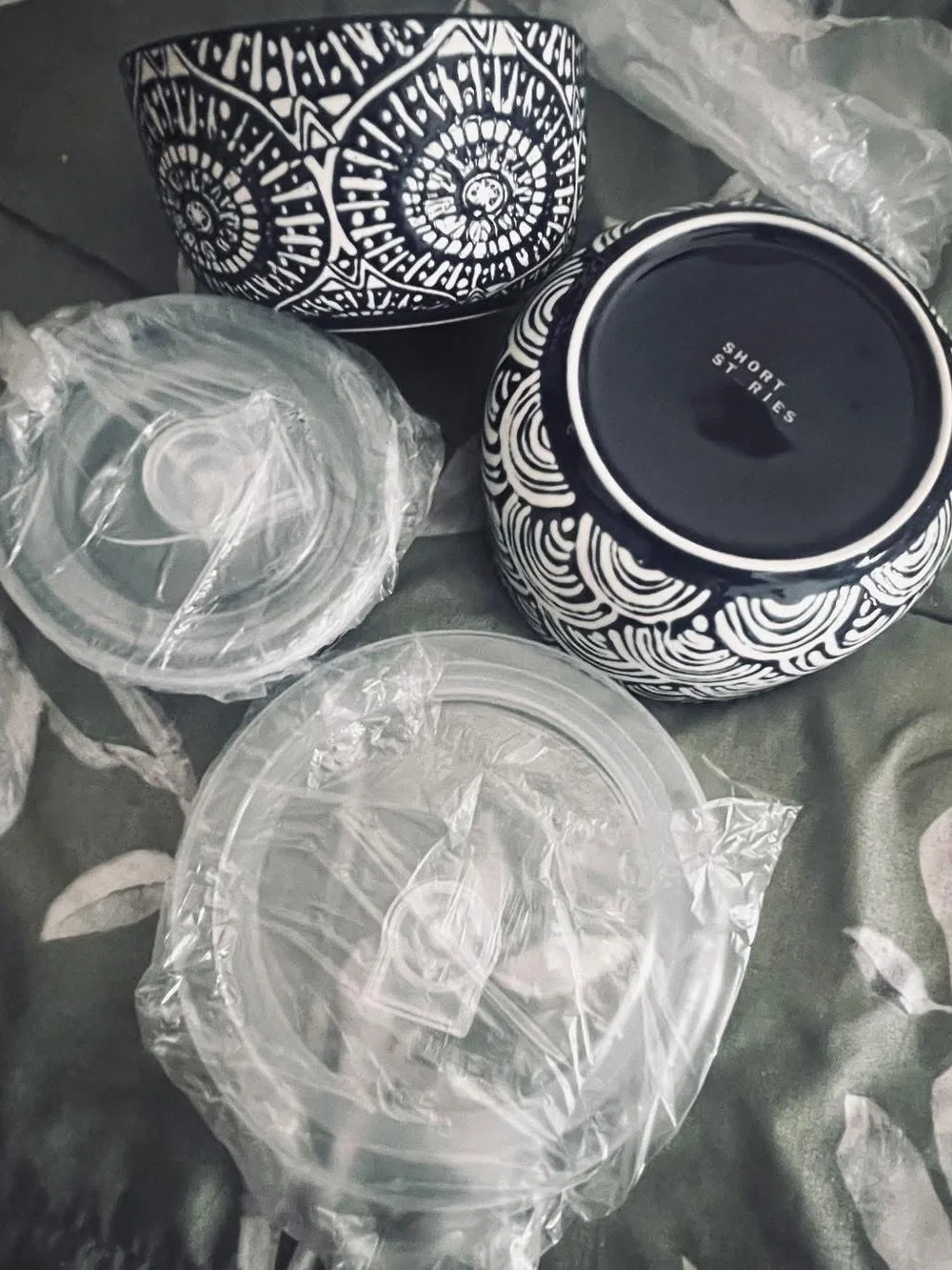 Short Stories Food Storage Bowl with Lids NWT